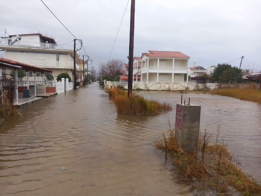 Πλημμύρισαν ξανά μετά από δύο μήνες τα παράλια 